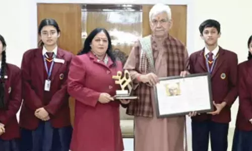 एलजी सिन्हा ने श्री राम यूनिवर्सल स्कूल के छात्रों से मुलाकात की