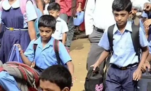 Telangana: टीजी में शिक्षा के स्तर में गिरावट, सरकारी स्कूलों में नामांकन में कमी Telangana: टीजी में शिक्षा के स्तर में गिरावट, सरकारी स्कूलों में नामांकन में कमी
