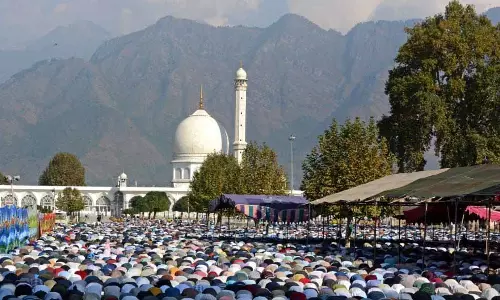 Kashmir धार्मिक उल्लास के साथ मनाया गया शब-ए-मेराज, हजरतबल में हजारों की भीड़