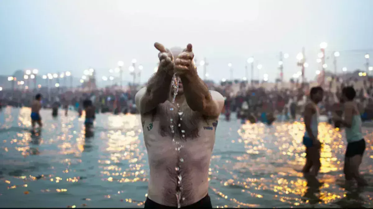 Prayagraj: मौनी अमावस्या पर संगम स्नान के बाद पूजा अर्चना और दान-पुण्य जारी