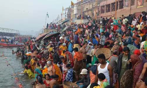 मौनी अमावस्या पर काशी में श्रद्धालुओं ने लगाई आस्था की डुबकी