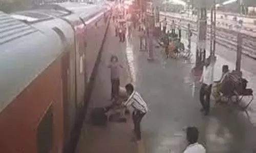Bihar News: चलती ट्रेन में चढ़ने की कोशिश में 16 वर्षीय छात्र का कटा पैर Bihar News: चलती ट्रेन में चढ़ने की कोशिश में 16 वर्षीय छात्र का कटा पैर