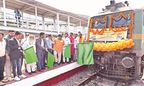 Odisha: तीर्थयात्री ट्रेन ब्रह्मपुरा रेलवे स्टेशन के प्लेटफॉर्म नंबर चार से रवाना हुई Odisha: तीर्थयात्री ट्रेन ब्रह्मपुरा रेलवे स्टेशन के प्लेटफॉर्म नंबर चार से रवाना हुई