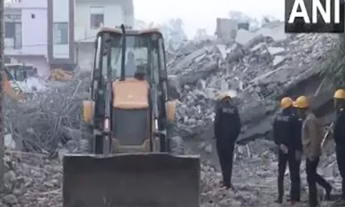 बुराड़ी इमारत ढहने की घटना: घंटों चले Operation के बाद चार लोगों के परिवार को बचाया गया