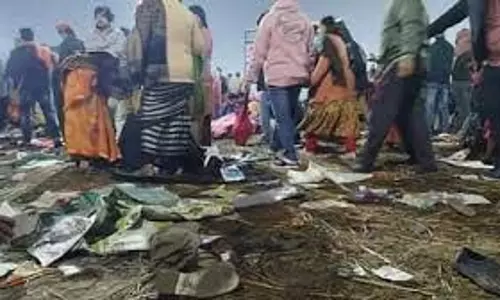 Prayagraj: महाकुंभ में भगदड़ में लापता हुए अपनों की तलाश में रो पड़े परिजन