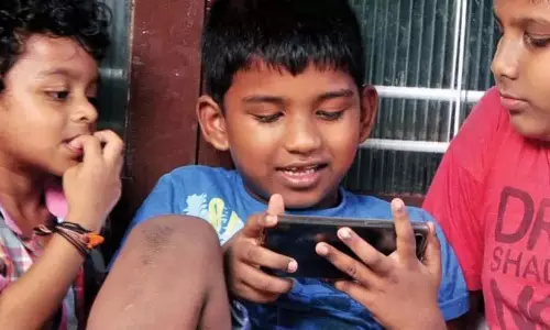 AP में 14-16 वर्ष की आयु के 46.9% स्कूली बच्चे स्मार्टफोन का उपयोग करने में सक्षम