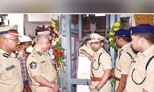Andhra: अनकापल्ली पुलिस ने 35,000 किलो गांजे को आग के हवाले कर दिया Andhra: अनकापल्ली पुलिस ने 35,000 किलो गांजे को आग के हवाले कर दिया