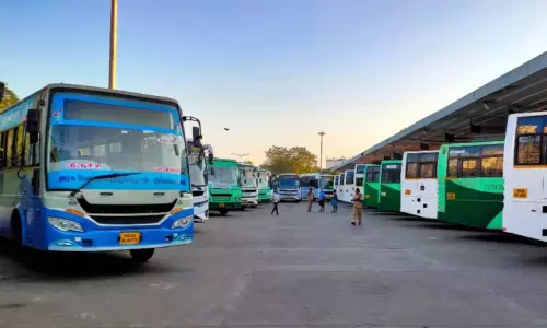 Tamil Nadu: भीड़ को कम करने के लिए 1,220 विशेष बसों की घोषणा की Tamil Nadu: भीड़ को कम करने के लिए 1,220 विशेष बसों की घोषणा की