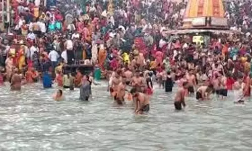 Varanasi:गंगा घाटों पर उमड़ा आस्था का सैलाब, लाखों श्रद्धालुओं ने लगाई डुबकी Varanasi:गंगा घाटों पर उमड़ा आस्था का सैलाब, लाखों श्रद्धालुओं ने लगाई डुबकी