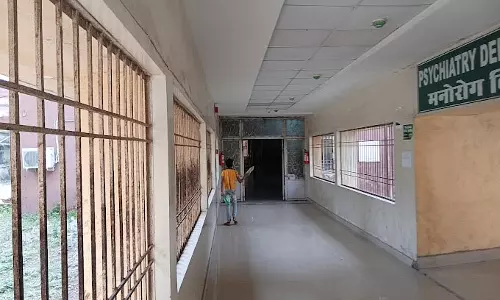 डीन ने जड़ा तमाचा, जिला अस्पताल के सुरक्षाकर्मियों में भारी आक्रोश