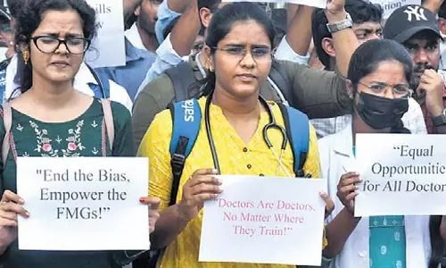 राज्य में इंटर्नशिप नीति के खिलाफ FMG ने किया विरोध प्रदर्शन राज्य में इंटर्नशिप नीति के खिलाफ FMG ने किया विरोध प्रदर्शन