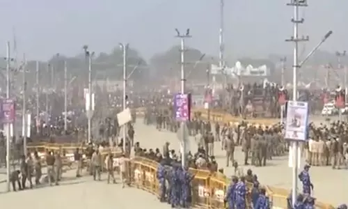 भगदड़ के बाद Akhilesh Yadav ने महाकुंभ के प्रबंधन को सेना के हाथों में सौंपने की मांग की भगदड़ के बाद Akhilesh Yadav ने महाकुंभ के प्रबंधन को सेना के हाथों में सौंपने की मांग की