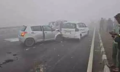 Tamil Nadu: घने कोहरे के कारण शहर के निकट वाहनों की टक्कर Tamil Nadu: घने कोहरे के कारण शहर के निकट वाहनों की टक्कर