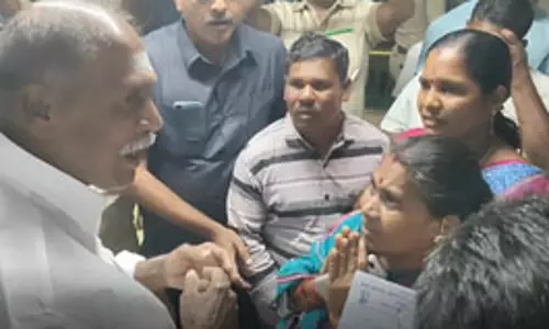 श्रीलंकाई सेना की गिरफ्त में 13 मछुआरे, पुडुचेरी के मुख्यमंत्री से मिले परिजन श्रीलंकाई सेना की गिरफ्त में 13 मछुआरे, पुडुचेरी के मुख्यमंत्री से मिले परिजन