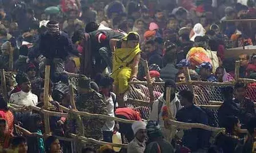 महाकुंभ में भगदड़ के बीच सीएम योगी आदित्यनाथ ने शांति बनाए रखने की अपील की महाकुंभ में भगदड़ के बीच सीएम योगी आदित्यनाथ ने शांति बनाए रखने की अपील की