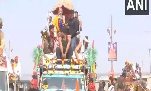 MahaKumbh: संतों ने दूसरे अमृत स्नान के लिए त्रिवेणी संगम की ओर अपना जुलूस शुरू किया
