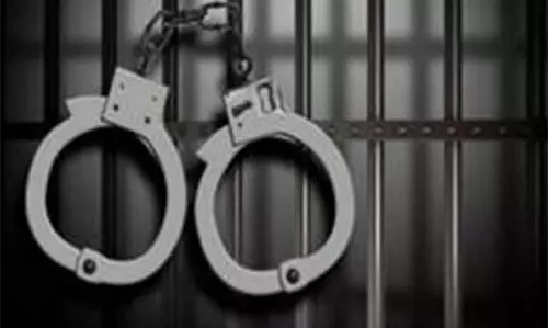 Odisha के पुनर्वास केंद्र में कैदियों के साथ दुर्व्यवहार के आरोप में दो लोग गिरफ्तार Odisha के पुनर्वास केंद्र में कैदियों के साथ दुर्व्यवहार के आरोप में दो लोग गिरफ्तार