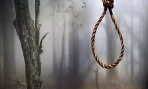 सरकारी दफ्तर के चक्कर काट-काटकर हो गए परेशान, एक पिता ने पेड़ से लटककर खत्म की जिंदगी सरकारी दफ्तर के चक्कर काट-काटकर हो गए परेशान, एक पिता ने पेड़ से लटककर खत्म की जिंदगी