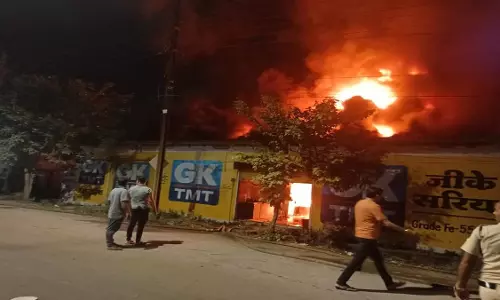 Bhubaneswar : सिम्फनी मॉल के पास दवा गोदाम में भीषण आग लग गई