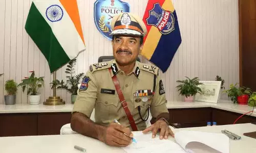 Hyderabad Police आयुक्त सी.वी. आनंद ने कहा कि साइबर अपराध से निपटने के लिए गति की जरूरत Hyderabad Police आयुक्त सी.वी. आनंद ने कहा कि साइबर अपराध से निपटने के लिए गति की जरूरत