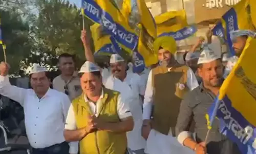 पार्षद टिकट कटने पर कांग्रेस नेताओं ने AAP का दामन थामा