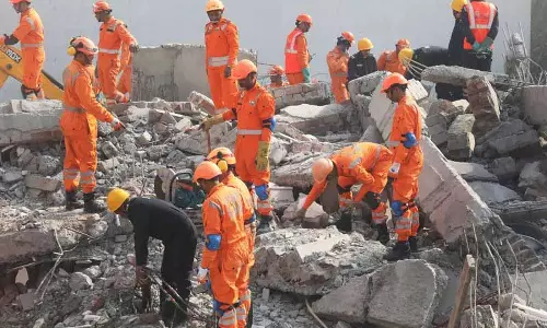 बुराड़ी में इमारत ढहने से 2 लड़कियों सहित 5 की मौत