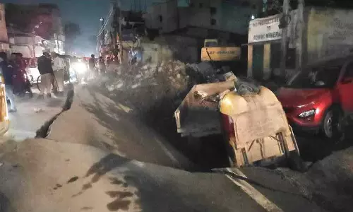 Goshamahal में सड़क धंस गई