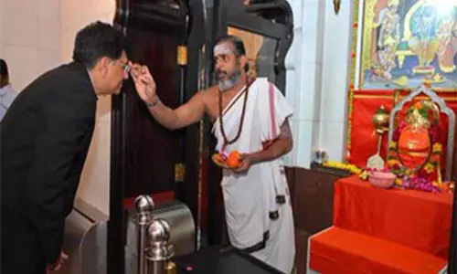 केंद्रीय मंत्री पीयूष गोयल ने मस्कट में शिव मंदिर का दौरा किया