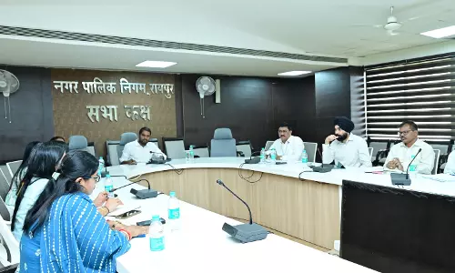 रायपुर के मतदान केंद्रों में मूलभूत सुविधाएं तत्काल उपलब्ध करवाने के निर्देश