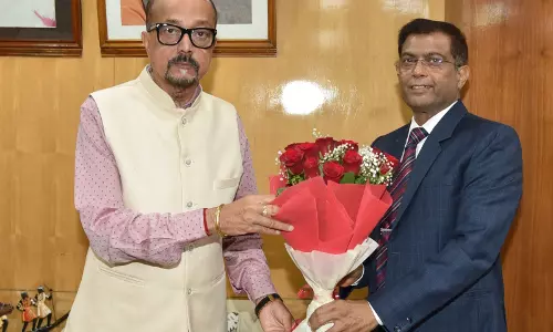 राज्यपाल रमेन डेका से छत्तीसगढ़ राज्य निर्वाचन आयुक्त अजय सिंह ने सौजन्य भेंट की राज्यपाल रमेन डेका से छत्तीसगढ़ राज्य निर्वाचन आयुक्त अजय सिंह ने सौजन्य भेंट की