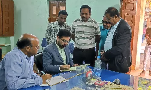डीईओ ऑफिस पहुंचकर कलेक्टर ने ली कर्मचारियों की हाजिरी डीईओ ऑफिस पहुंचकर कलेक्टर ने ली कर्मचारियों की हाजिरी