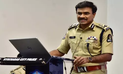 Hyderabad पुलिस ने साइबर अपराध के मामलों में 3 वरिष्ठ बैंक अधिकारियों सहित 52 लोगों को गिरफ्तार किया
