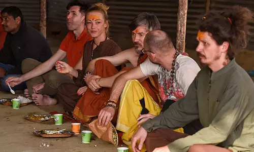 Triveni Sangam में आज दोपहर तक 4.24 मिलियन से अधिक लोगों ने पवित्र स्नान किया