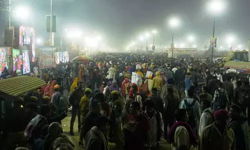 Maha Kumbh: परिजन अपने प्रियजनों के बारे में जानने के लिए कर रहे हैं फोन Maha Kumbh: परिजन अपने प्रियजनों के बारे में जानने के लिए कर रहे हैं फोन