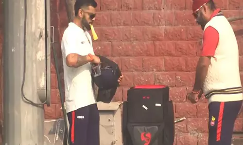 Virat Kohli दिल्ली और रेलवे के बीच रणजी ट्रॉफी मुकाबले के लिए तैयार Virat Kohli दिल्ली और रेलवे के बीच रणजी ट्रॉफी मुकाबले के लिए तैयार