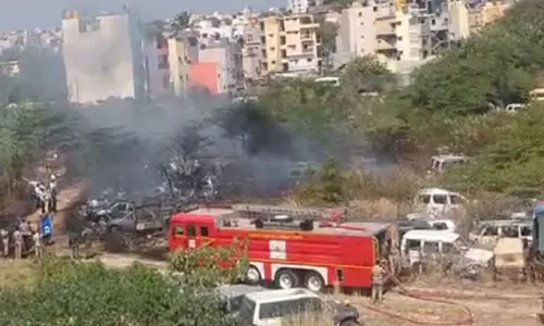 बेंगलुरू में भीषण आग: लाखों रुपए के वाहन जलकर खाक