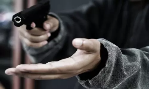 हथियारबंद बदमाशों ने व्यापारी से 5 लाख लूटे, कार रोकी शीशा तोड़ डाला, दहशत में आए