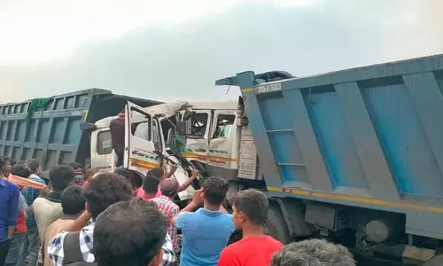 Sonbhadra: दो हाईवा की टक्कर, चालक गंभीर रूप से घायल Sonbhadra: दो हाईवा की टक्कर, चालक गंभीर रूप से घायल