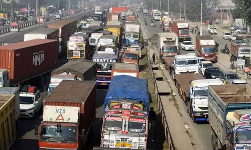 Ludhiana: प्रदर्शनकारियों ने राजमार्ग जाम किया, यात्रियों को परेशानी का सामना करना पड़ा Ludhiana: प्रदर्शनकारियों ने राजमार्ग जाम किया, यात्रियों को परेशानी का सामना करना पड़ा