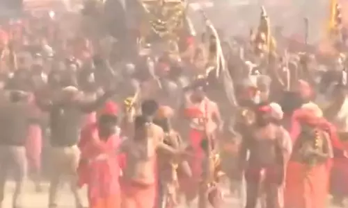 महाकुंभ: शंकराचार्यों ने किया अमृत स्नान, एक के बाद एक डुबकी लगा रहे अखाड़े, हेलिकॉप्टर से फूल बरसाए