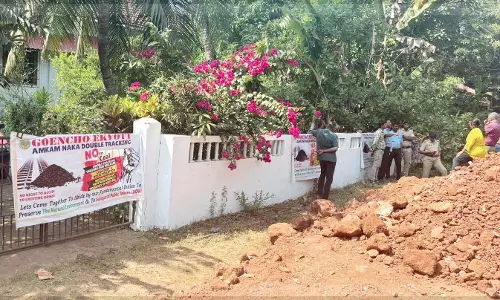Velsao निवासियों ने दावा- रेलवे ने विवादित भूमि पर काम रोक दिया
