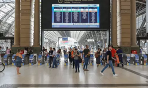 Argentina के रेलवे कर्मचारियों ने वेतन वृद्धि की मांग को लेकर हड़ताल की