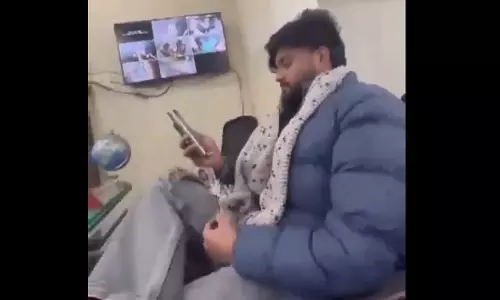थाने में...रील बाज इन दिनों सोशल मीडिया पर वायरल, हद कर दी!