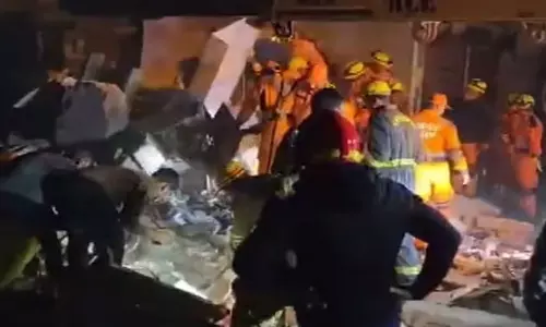 Lucknow: कंटेनर के पलटने से उसके नीचे दबकर तीन लोगों की मौत हुई