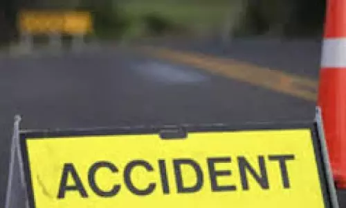 Deoghar: कार की चपेट में आकर बाइक सवार 3 युवक घायल Deoghar: कार की चपेट में आकर बाइक सवार 3 युवक घायल