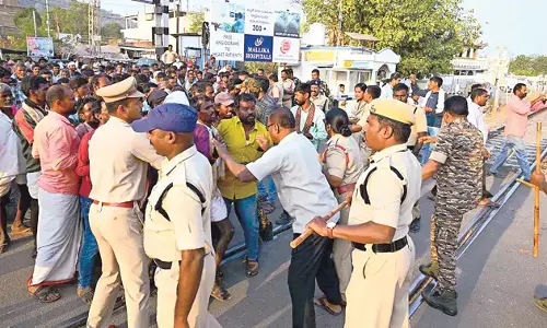 Telangana: उचित मूल्य की मांग को लेकर किसान आक्रोशित Telangana: उचित मूल्य की मांग को लेकर किसान आक्रोशित