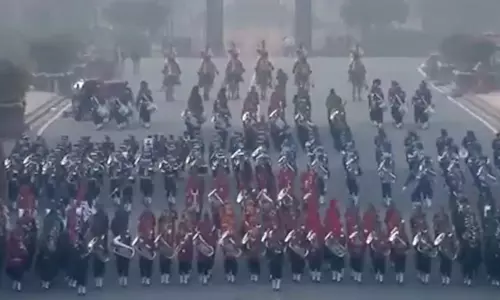 बीटिंग रिट्रीट समारोह शुरू, Band ने थिरकते भारतीय धुनों पर मार्च किया