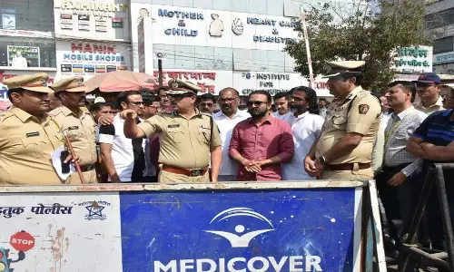 Pune: गतिरोध खत्म करने के लिए कमिश्नर सड़क पर उतरे
