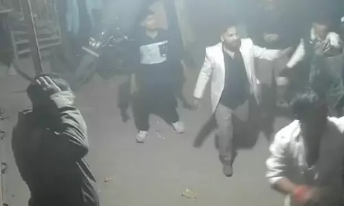 बदमाशों का आतंक CCTV में कैद, ईंट-डंडे से किया हमला