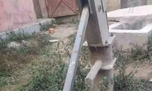 अधिकांश सरकारी स्कूलों के हैंडपंप पड़े खराब, PHE विभाग के अधिकारी बेखबर